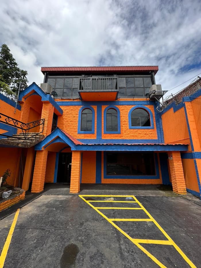 Edificio en venta Congo Santa Ana con 10 parqueos - foto 1