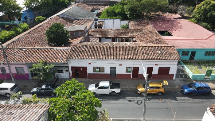 Casa comercial frente a Cruz Roja San Miguel - foto 1