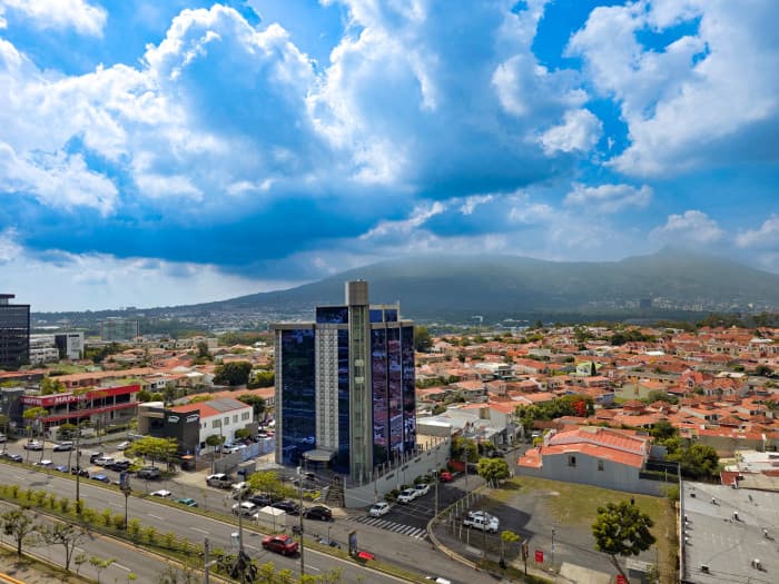 Edificio corporativo venta Santa Elena amplio parqueo - foto 1