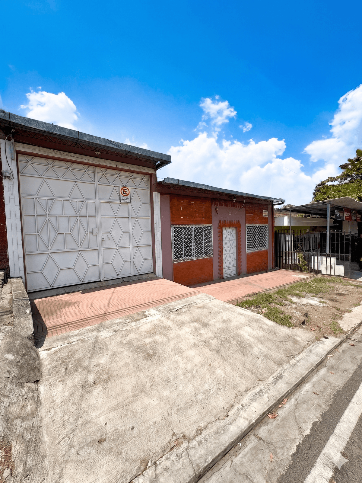 Casa con frente comercial en venta en Santa Ana - foto 1