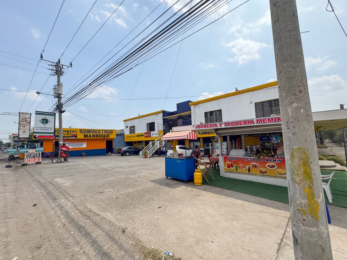 Propiedad comercial Aguilares sala de ventas y bodega - foto 1
