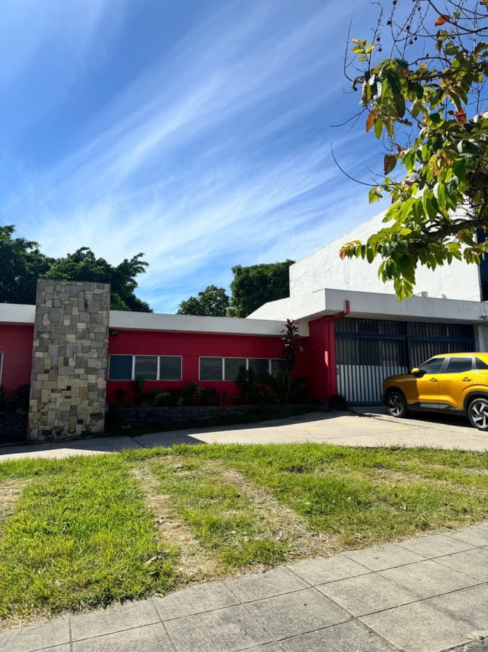 Amplia propiedad comercial en el corazón de la Escalón - foto 1