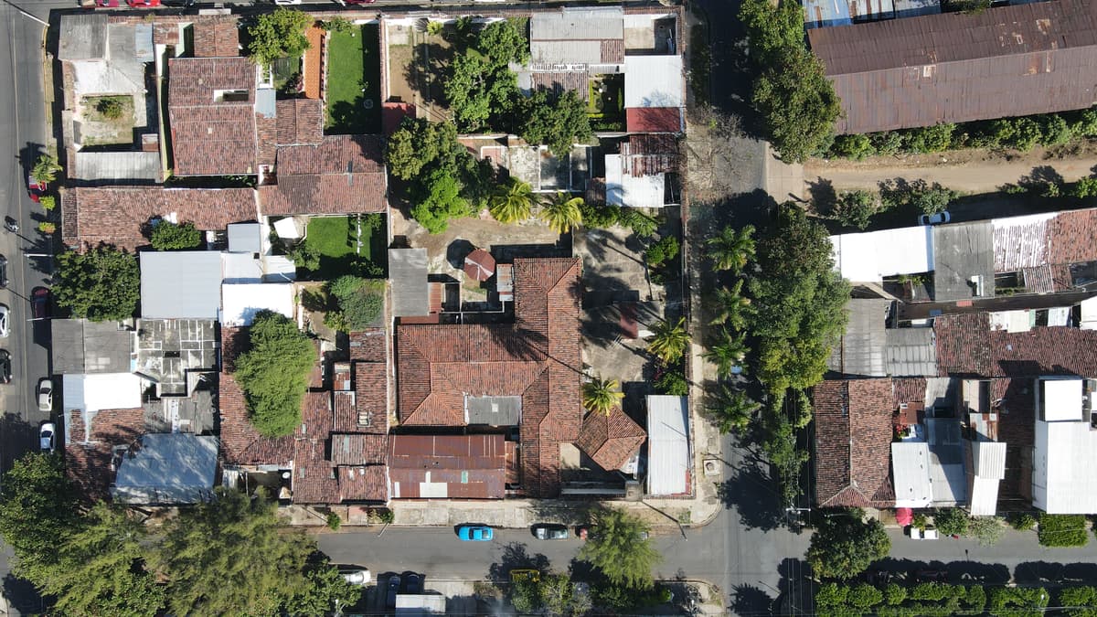 Amplia casa con excelente ubicación en Santa Ana - foto 1
