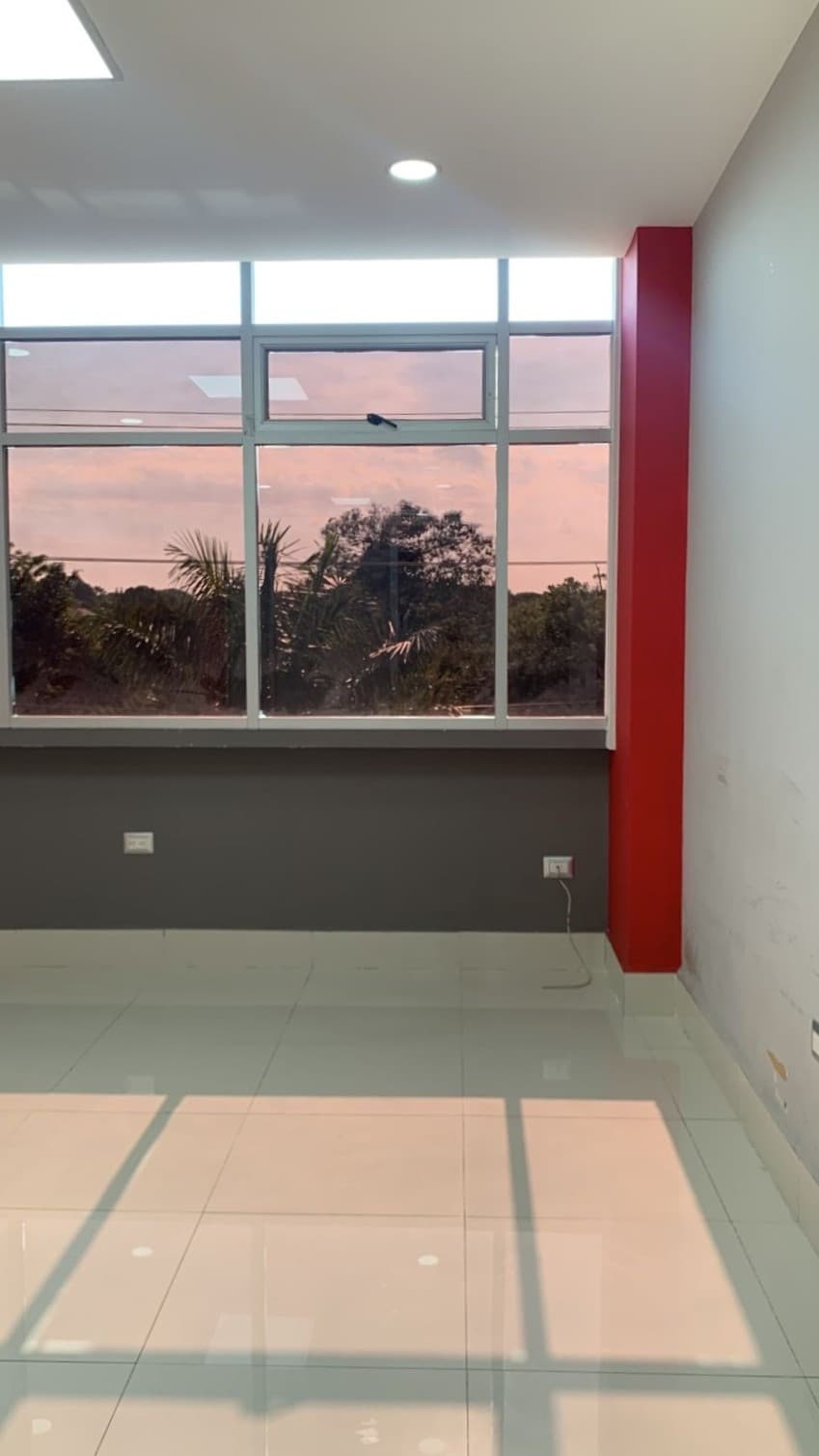 Alquilo oficina en Santa Ana con baño  - foto 1