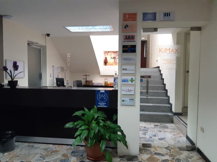 Alquilo oficinas todo incluido Colonia Escalón  - foto 1
