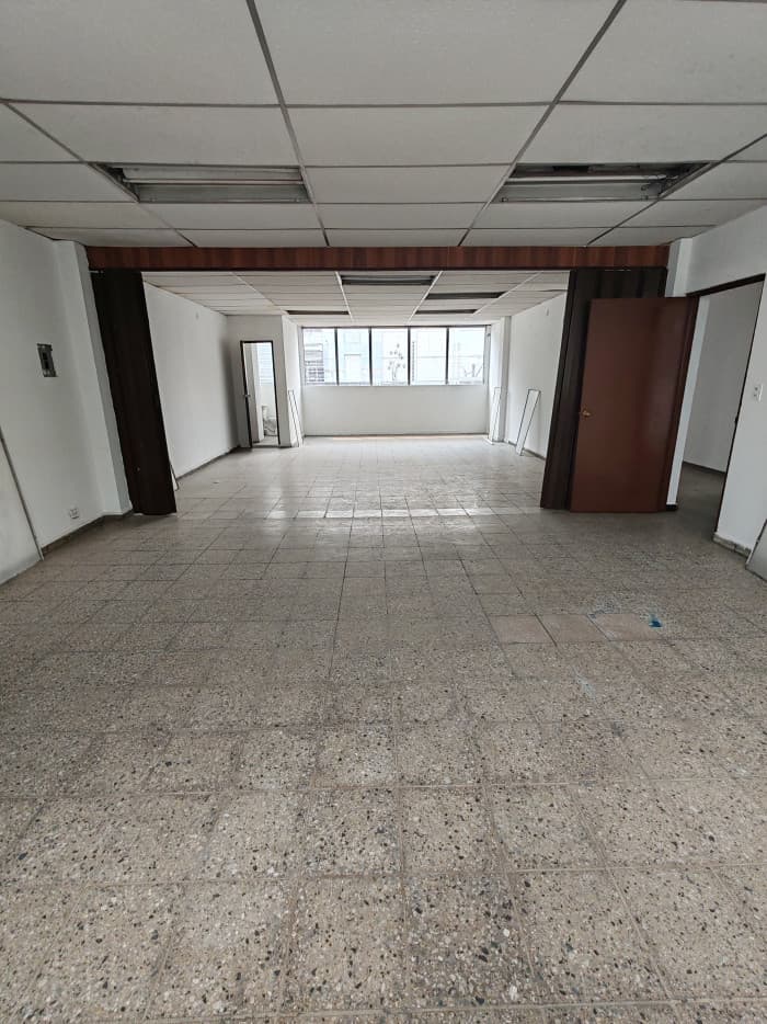 Edificio 1,100 metros en Centro de Gobierno 30 parqueos - foto 4