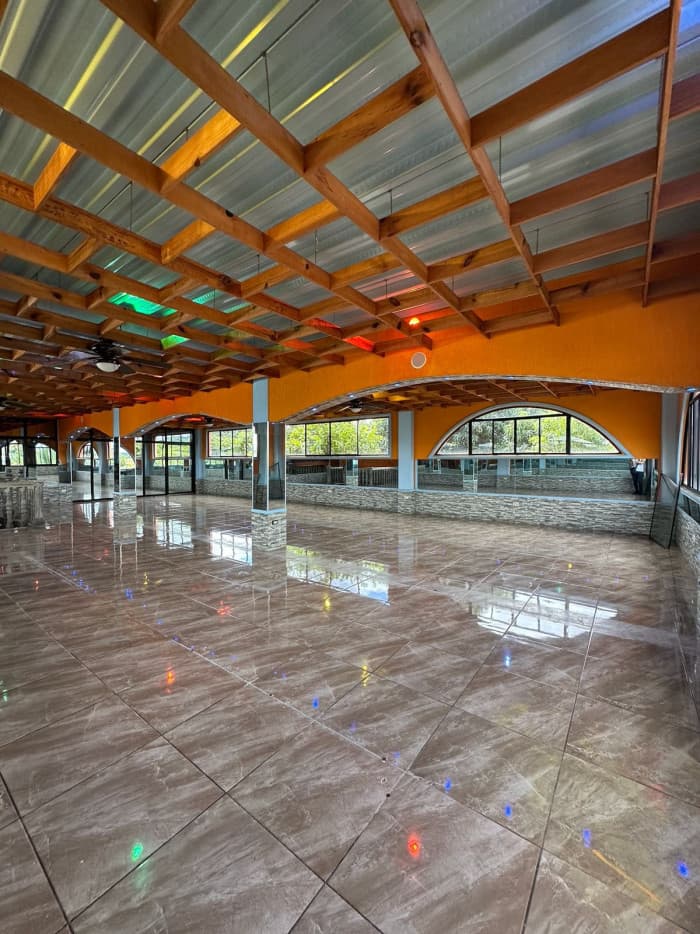 Edificio en venta Congo Santa Ana con 10 parqueos - foto 3