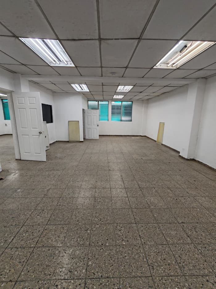 Edificio 1,100 metros en Centro de Gobierno 30 parqueos - foto 3