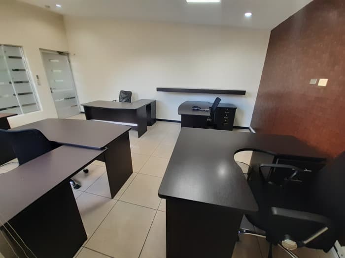 Alquilo oficinas todo incluido Colonia Escalón  - foto 3