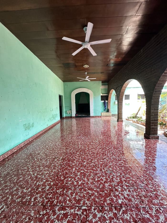 Casa en Venta con 9 Cuartos 7 Baños en Centro Sonsonate - foto 2