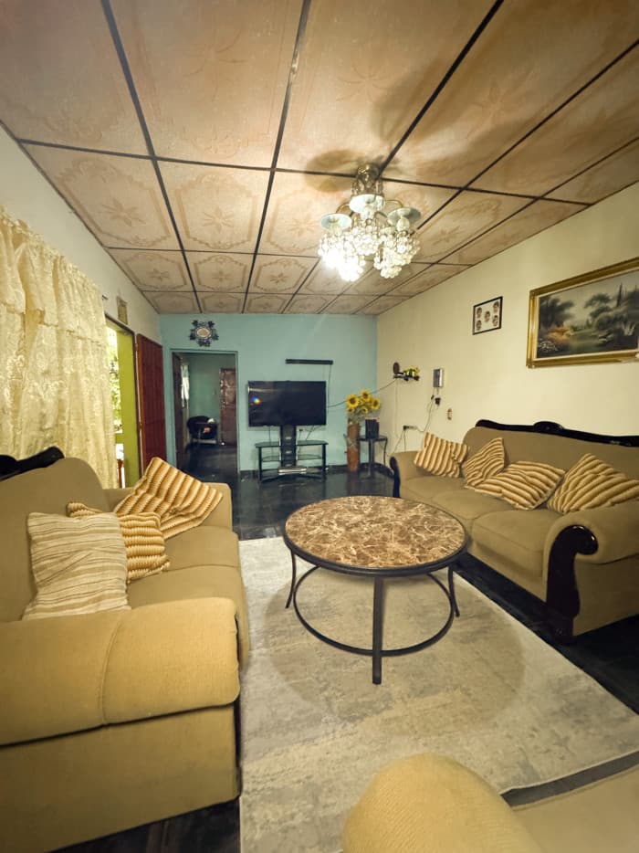 Casa 6 habitaciones y 6 parqueos en Santa Ana - foto 3