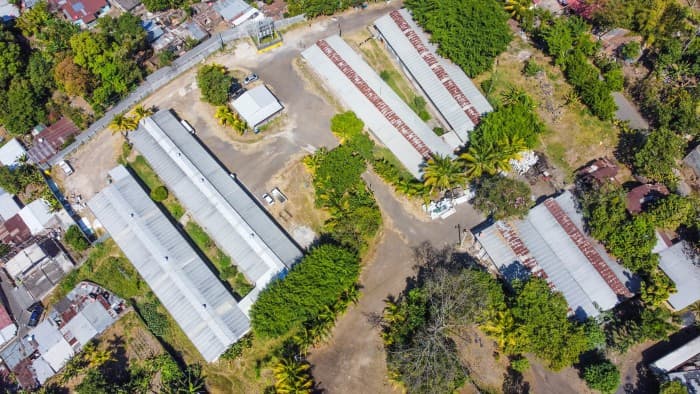 Propiedad industrial con Bodegas en Lourdes Colón - foto 2