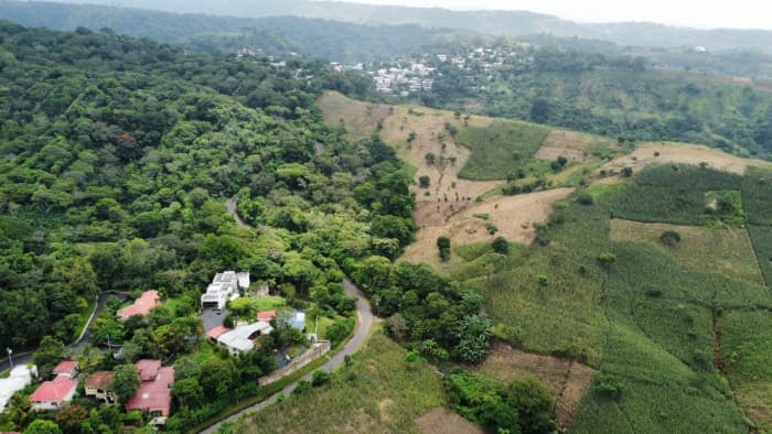 Terreno en venta contiguo a Residencial Los Manantiales - foto 3