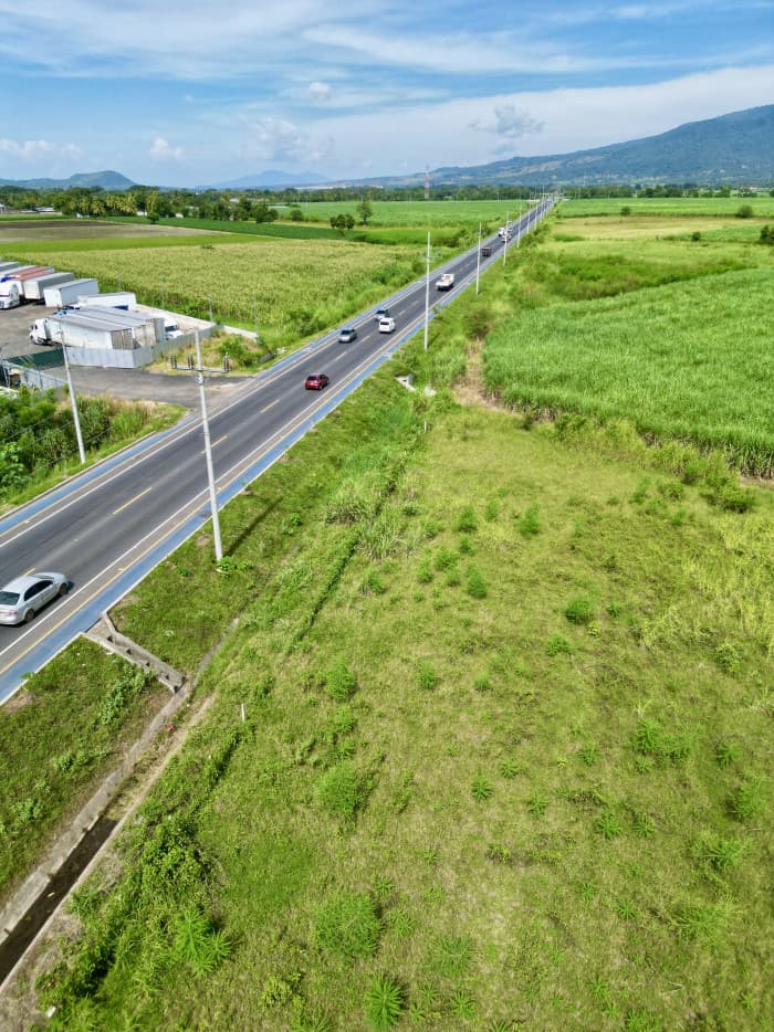 Vendo terreno comercial de una manzana por Claudia Lars - foto 2