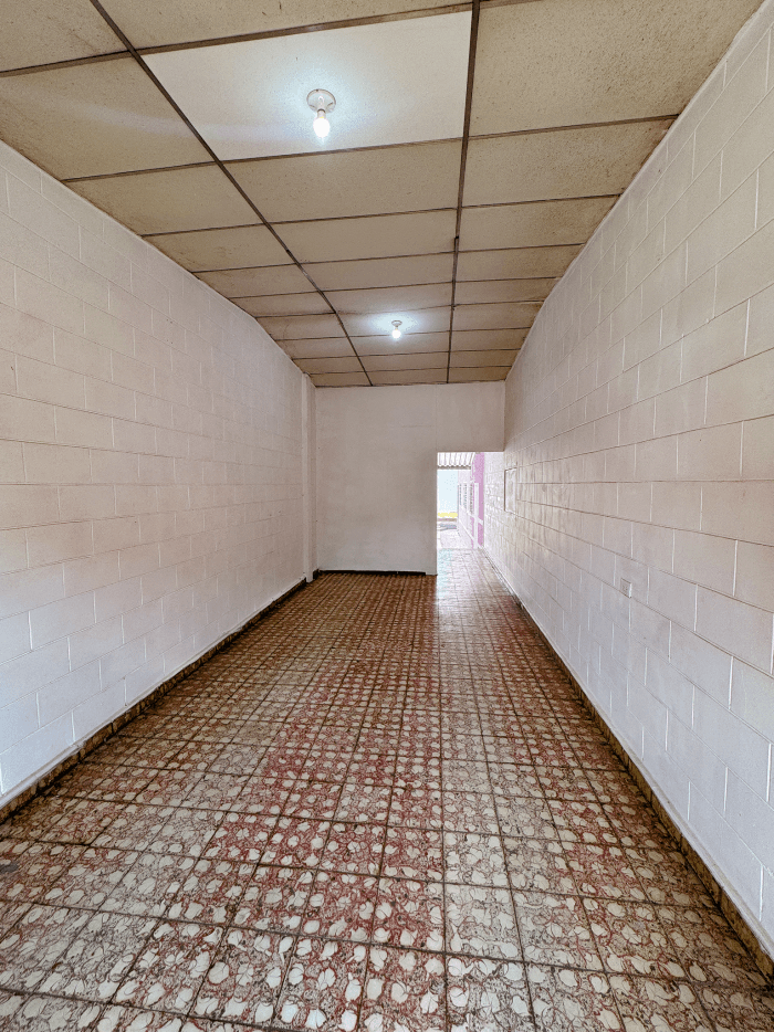 Casa con frente comercial en venta en Santa Ana - foto 3