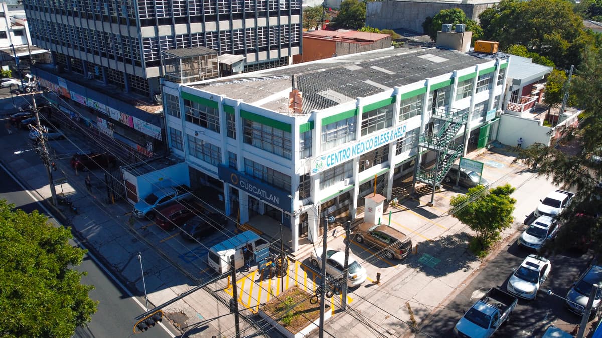 Edificio de 2050 metros por Hospital Bloom 18 parqueos - foto 2