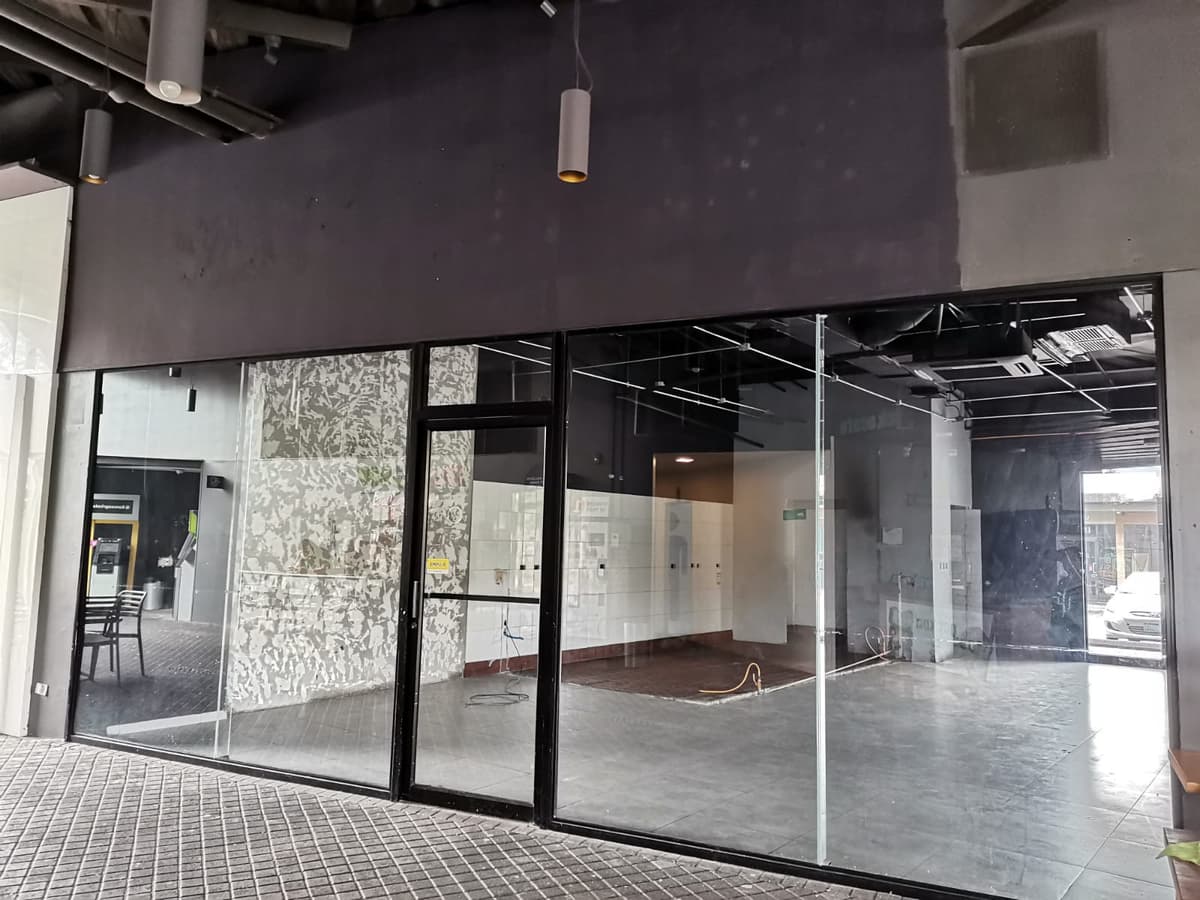Local en alquiler en centro comercial La Skina 85.67 m² - foto 3