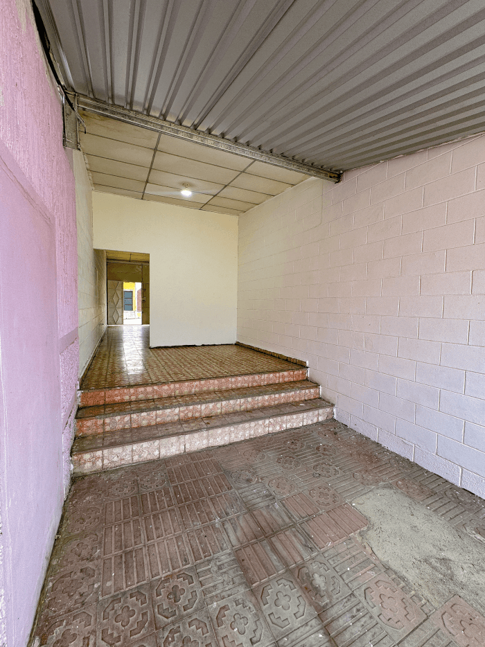 Casa con frente comercial en venta en Santa Ana - foto 2