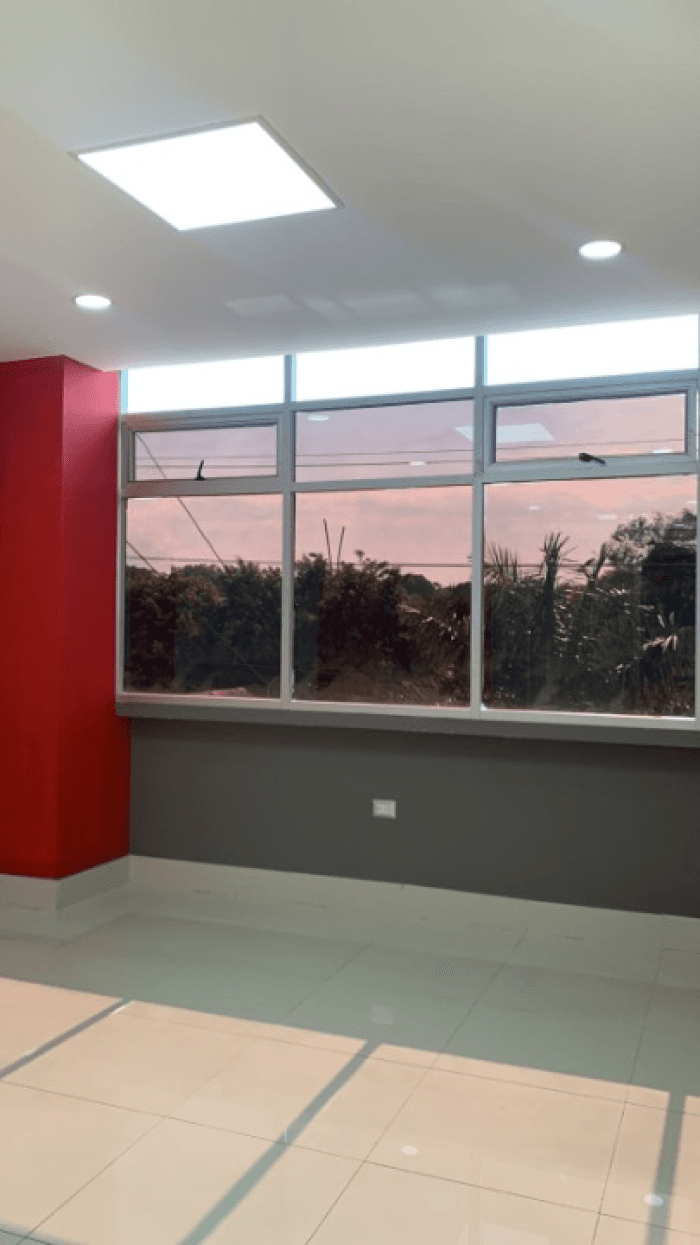 Alquilo oficina en Santa Ana con baño  - foto 2