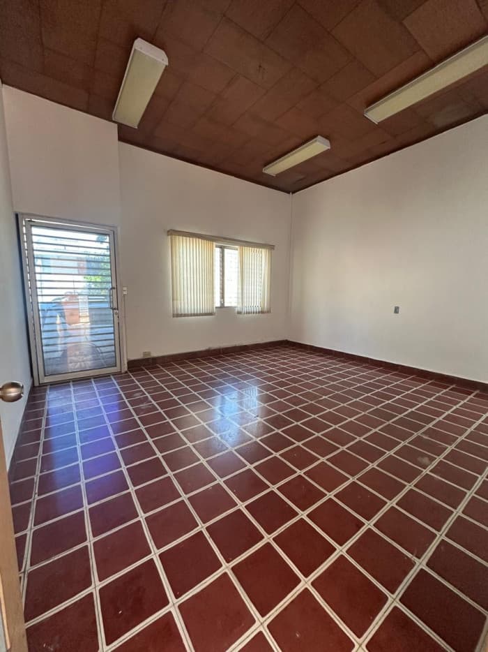 Casa comercial frente a Cruz Roja San Miguel - foto 4