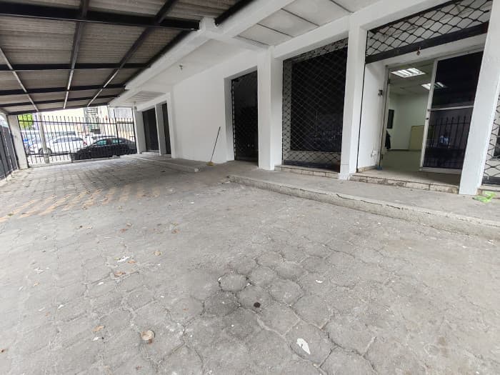 Edificio 1,100 metros en Centro de Gobierno 30 parqueos - foto 2