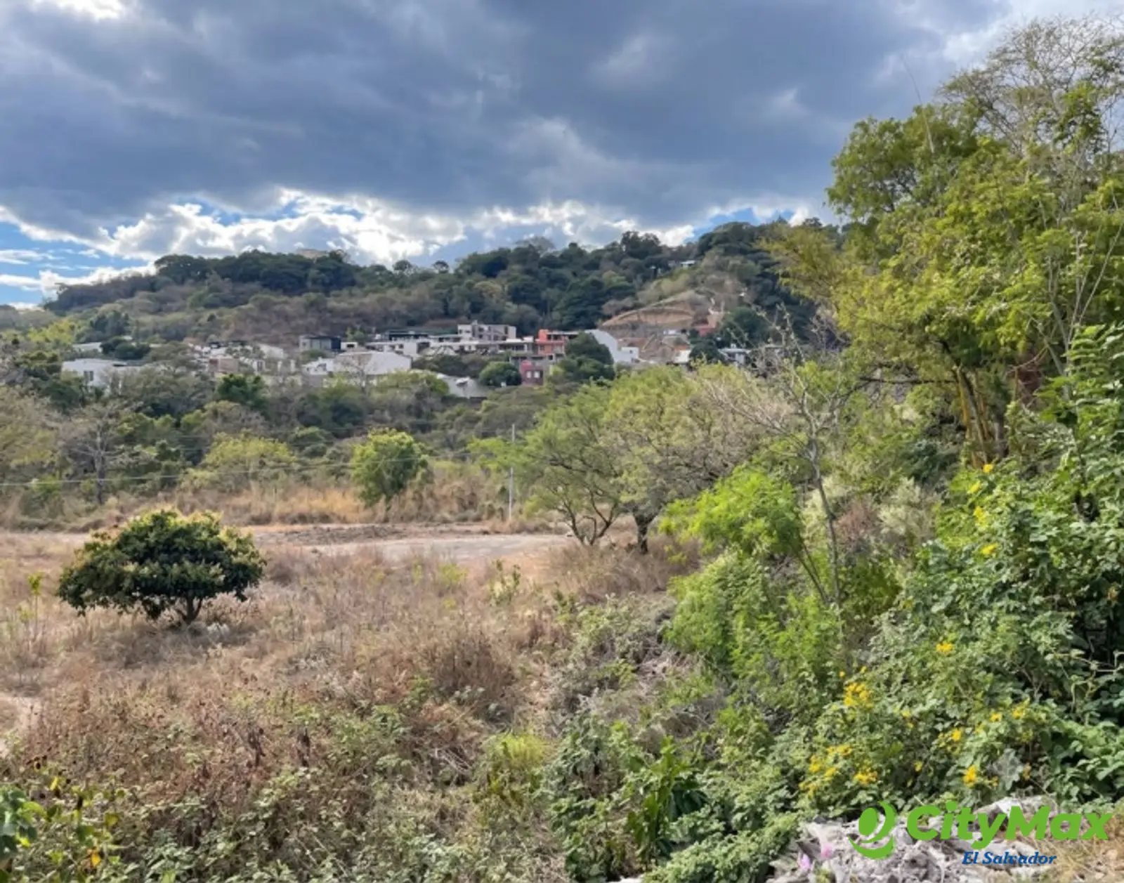 Terreno de 1 manzana vista a la ciudad Colonia Escalón - foto 1