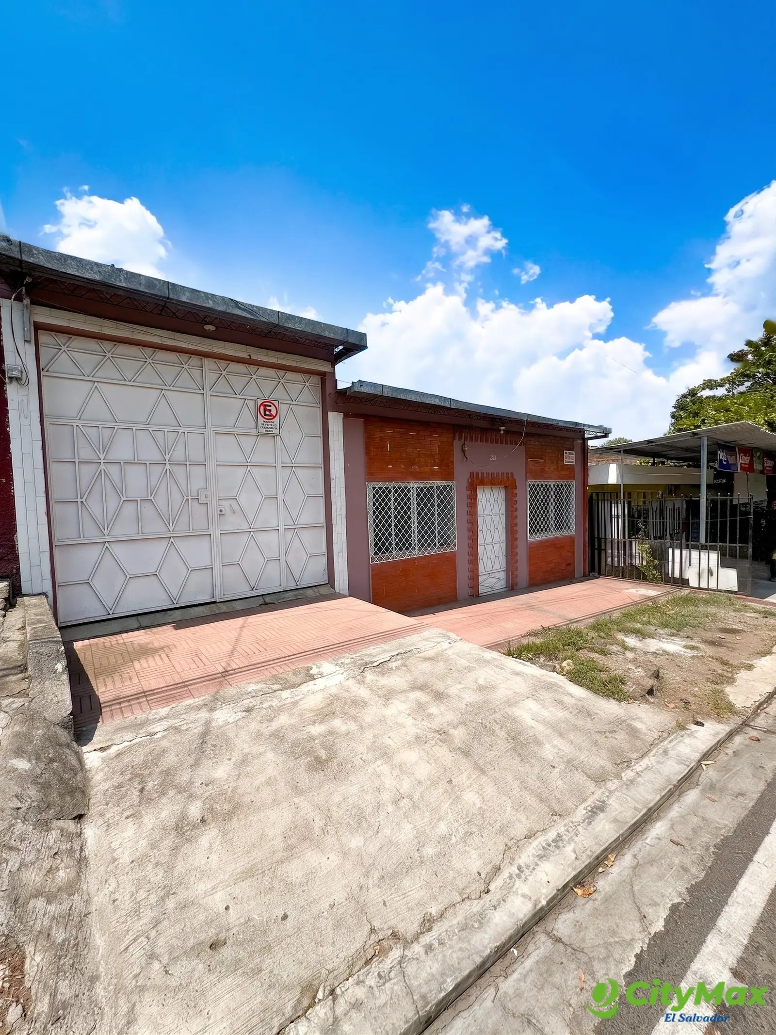 Casa con frente comercial en venta en Santa Ana - foto 1