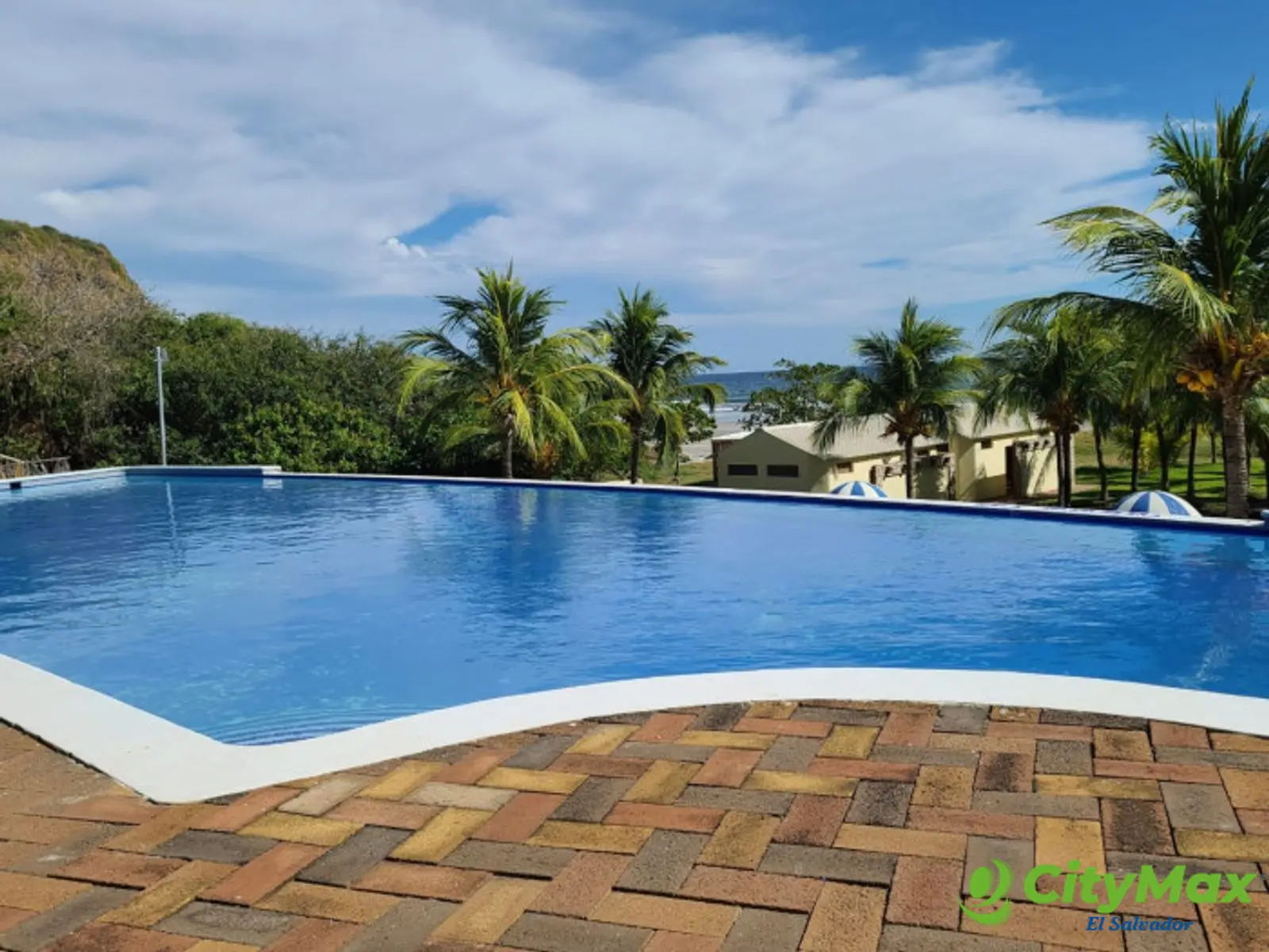 Terreno con construcción y vista al mar en venta - Piscina del Residencial con vista al mar