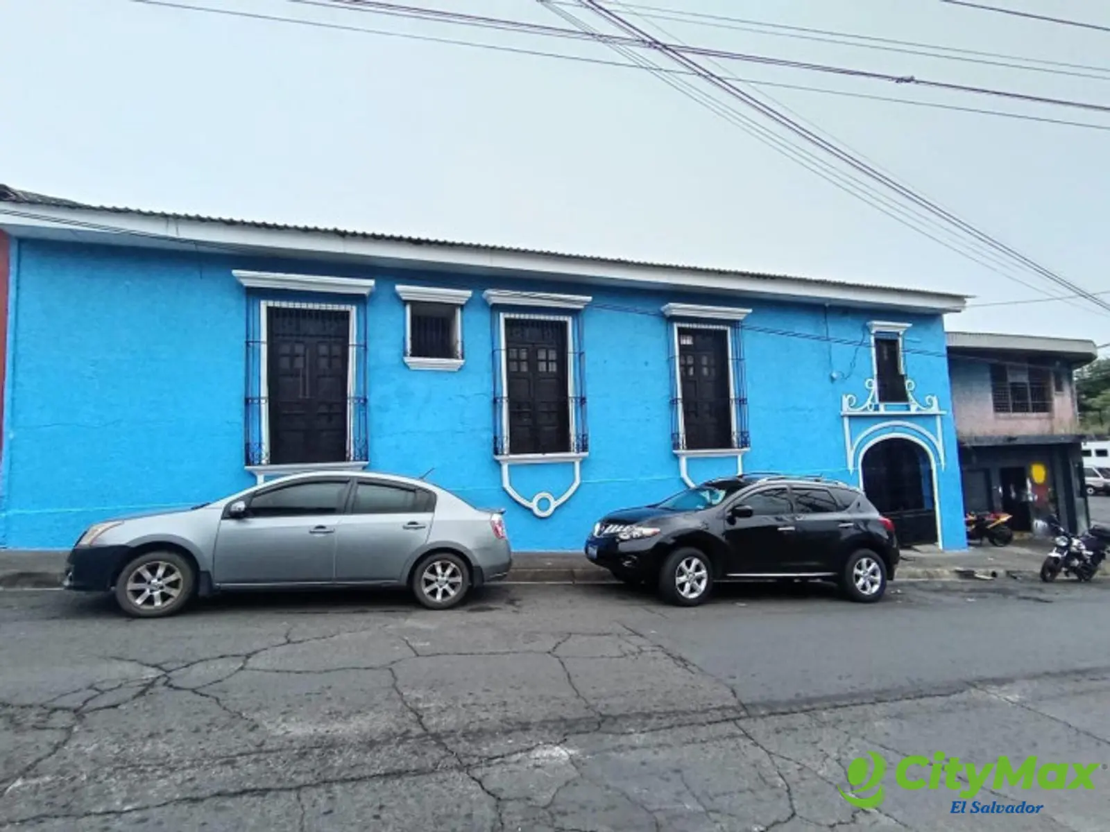 Casa en Venta con 9 Cuartos 7 Baños en Centro Sonsonate - Fachada