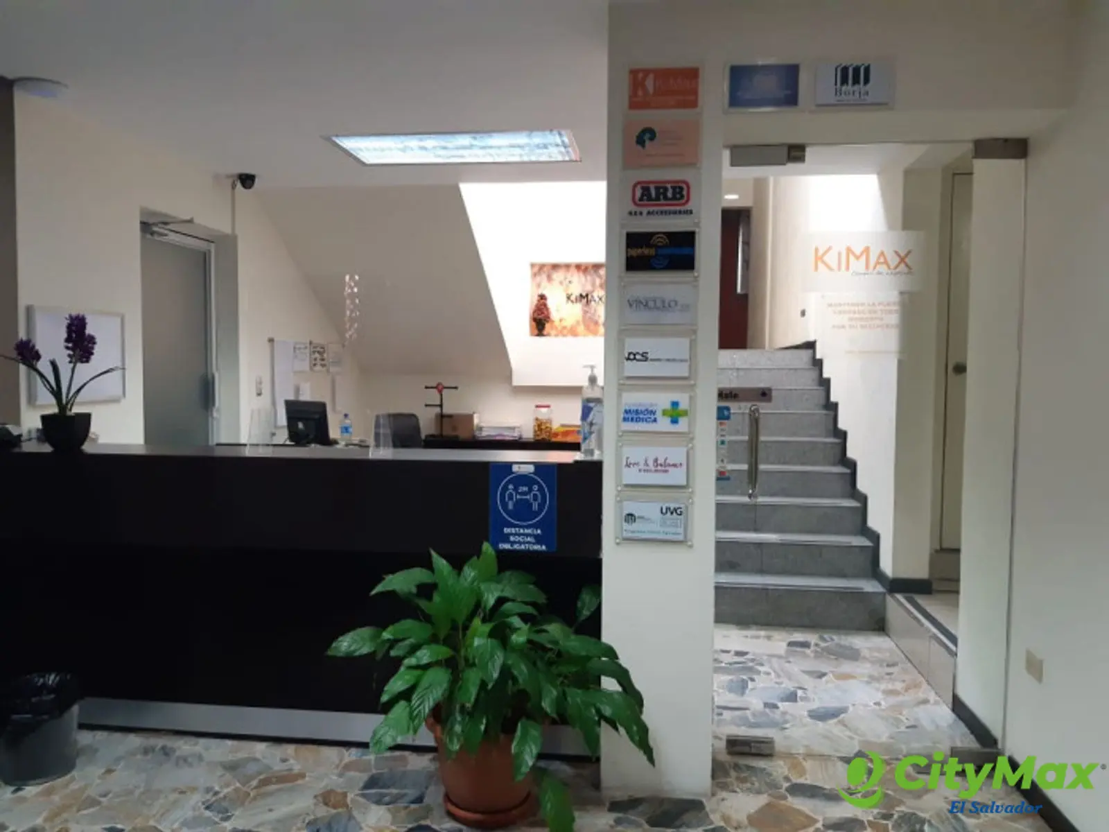 Alquilo oficinas todo incluido Colonia Escalón  - Recepción