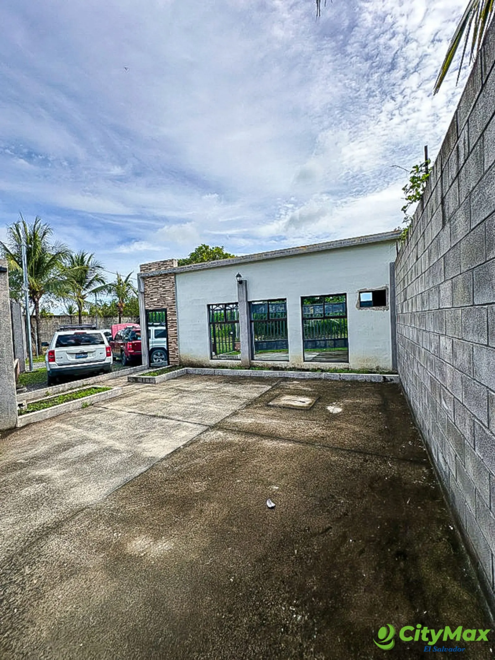 Amplio inmueble comercial cercano al aeropuerto - Frente de oficina