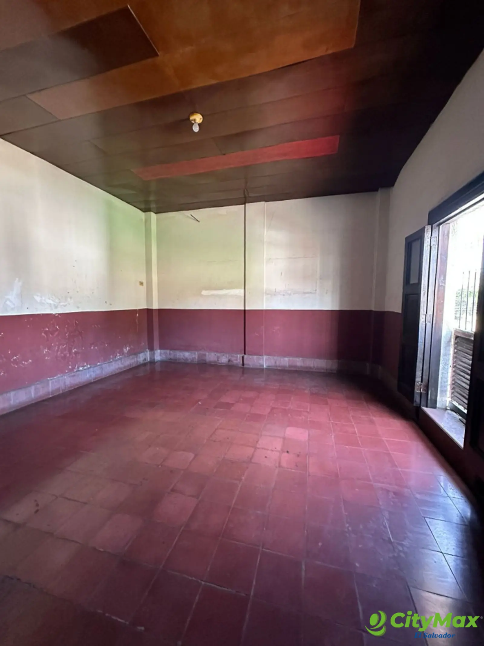 Casa en Venta con 9 Cuartos 7 Baños en Centro Sonsonate - Salón 4