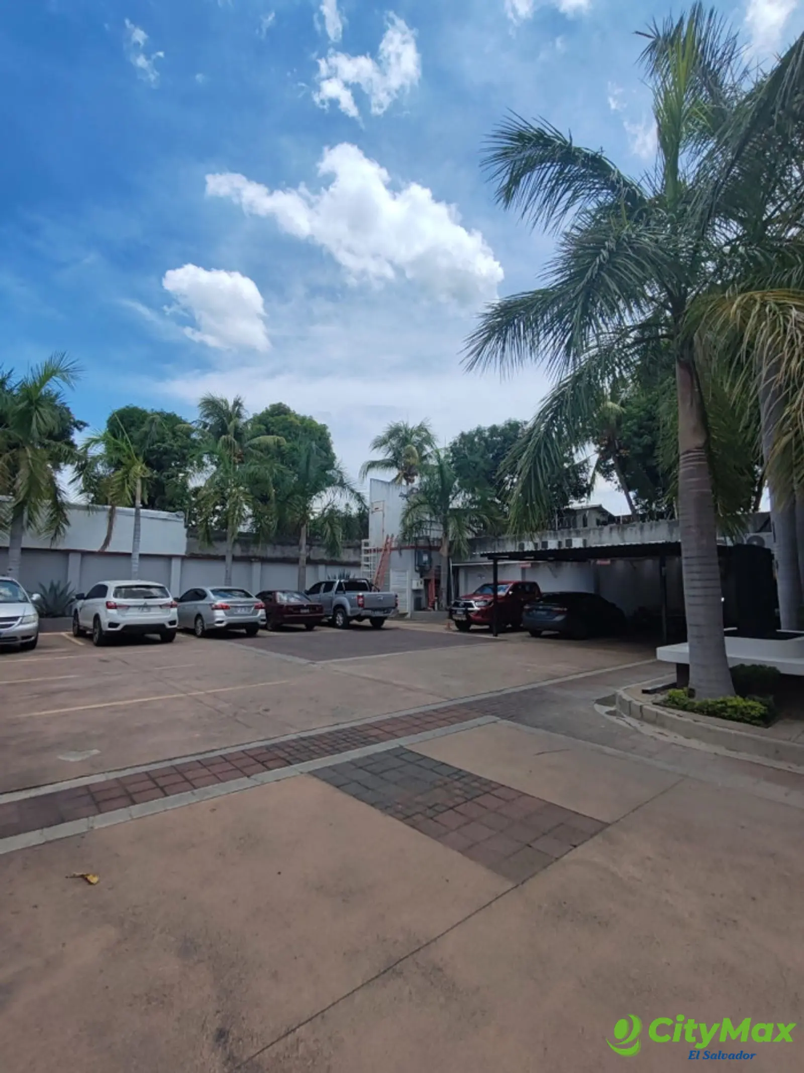 Alquilo local en San Miguel excelente ubicación.  - Parqueo amplio para los clientes
