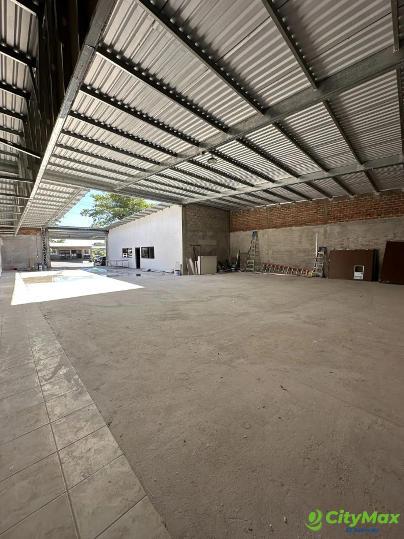Locales comerciales en alquiler en San Juan Opico - Fondo de plaza