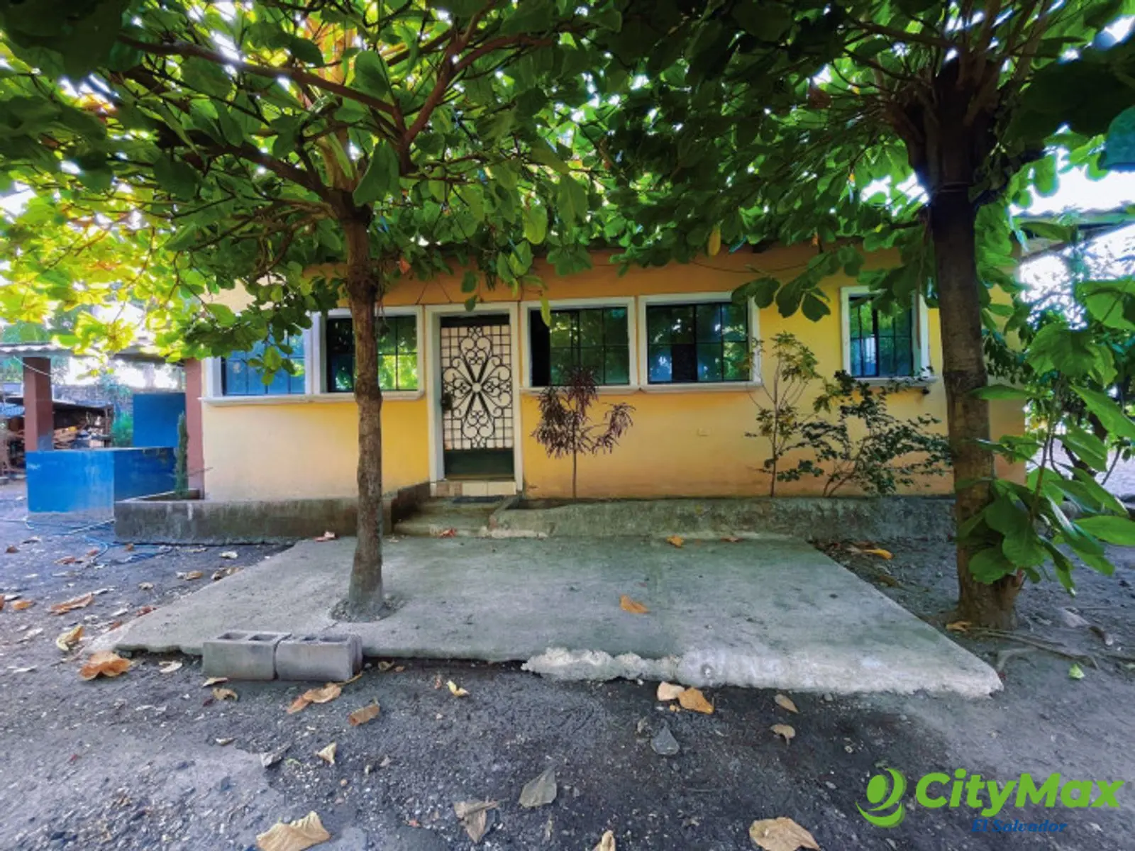 Casa de oportunidad en venta en El Rosario La Paz - Fachada desde el patio