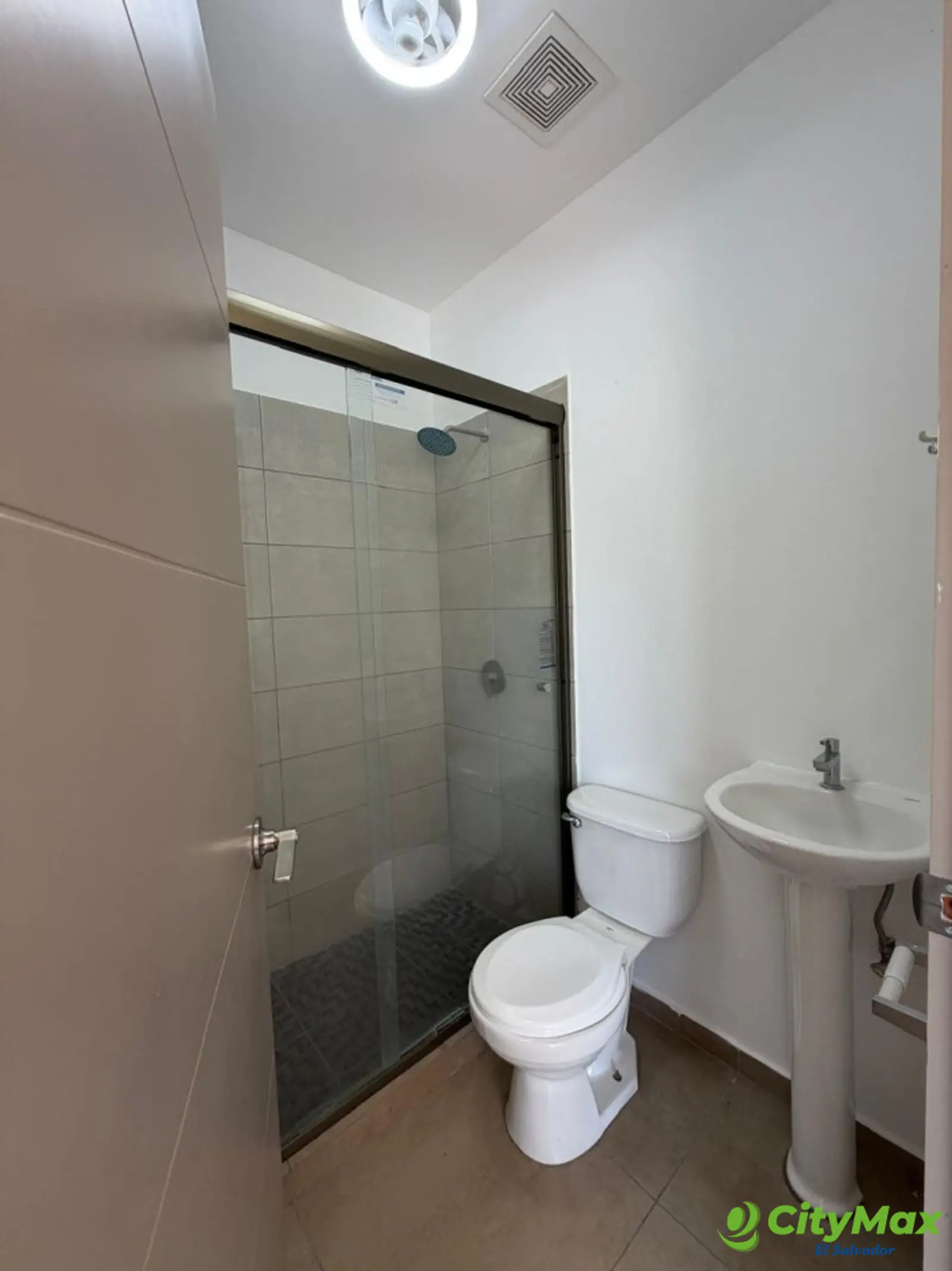 Casa en alquiler en Los Senderos de Opico  - Baño compartido
