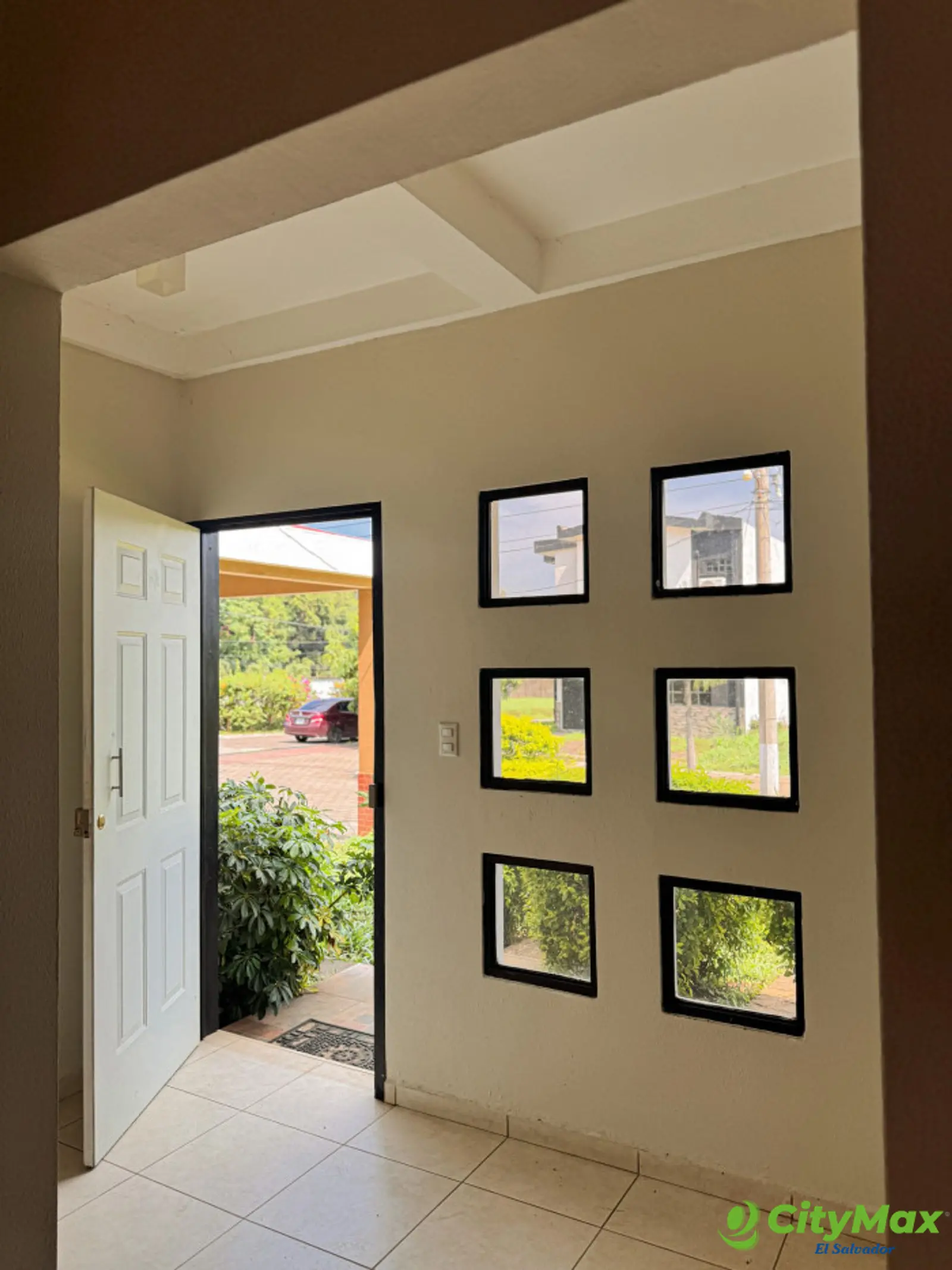 Casa en venta en Sonsonate a estrenar - Entrada de lujo a la casa