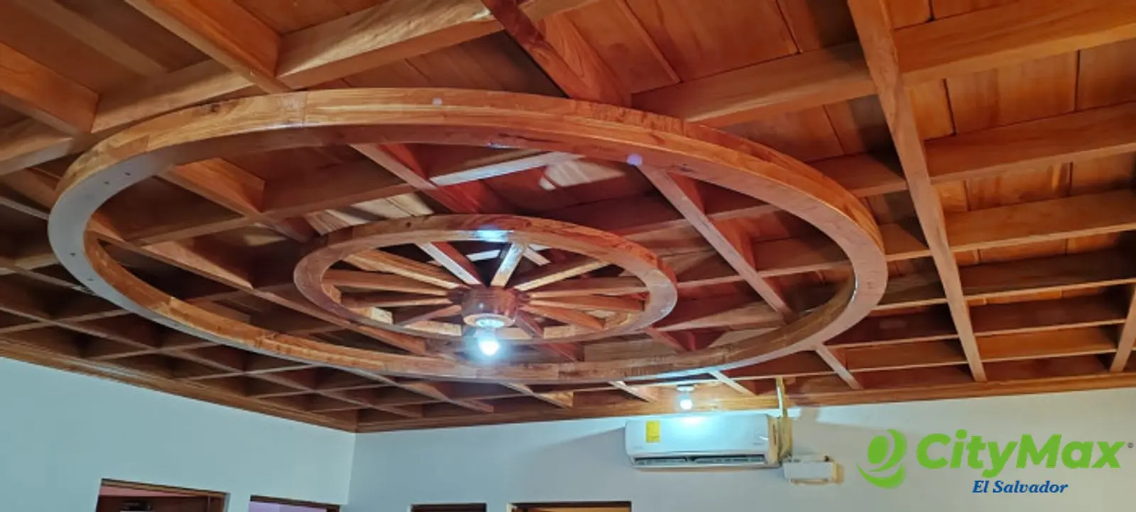 Salón para eventos con ingresos de más de 1200 x mes - Techos de madera decorados