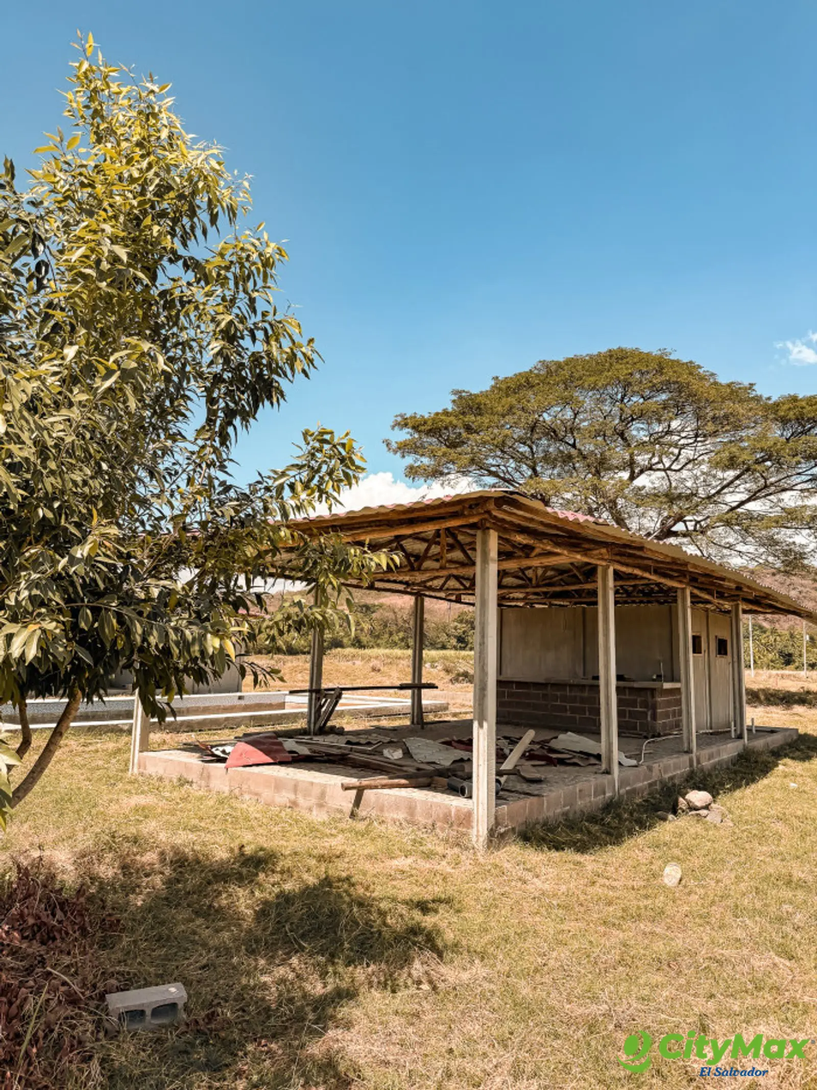 Lotes en residencial privado en San Diego La Libertad - Casa club en proceso de construcción