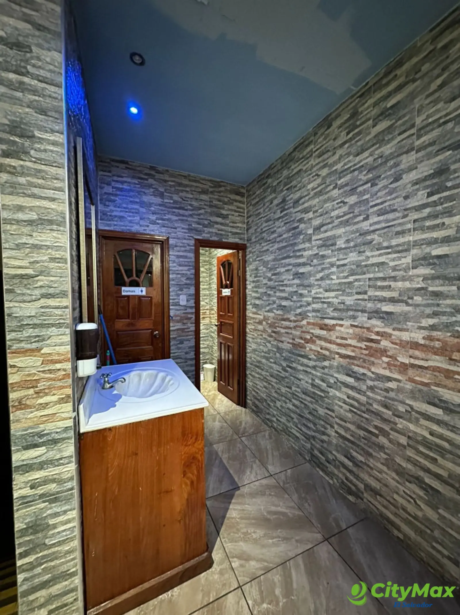 Edificio en venta Congo Santa Ana con 10 parqueos - foto 5