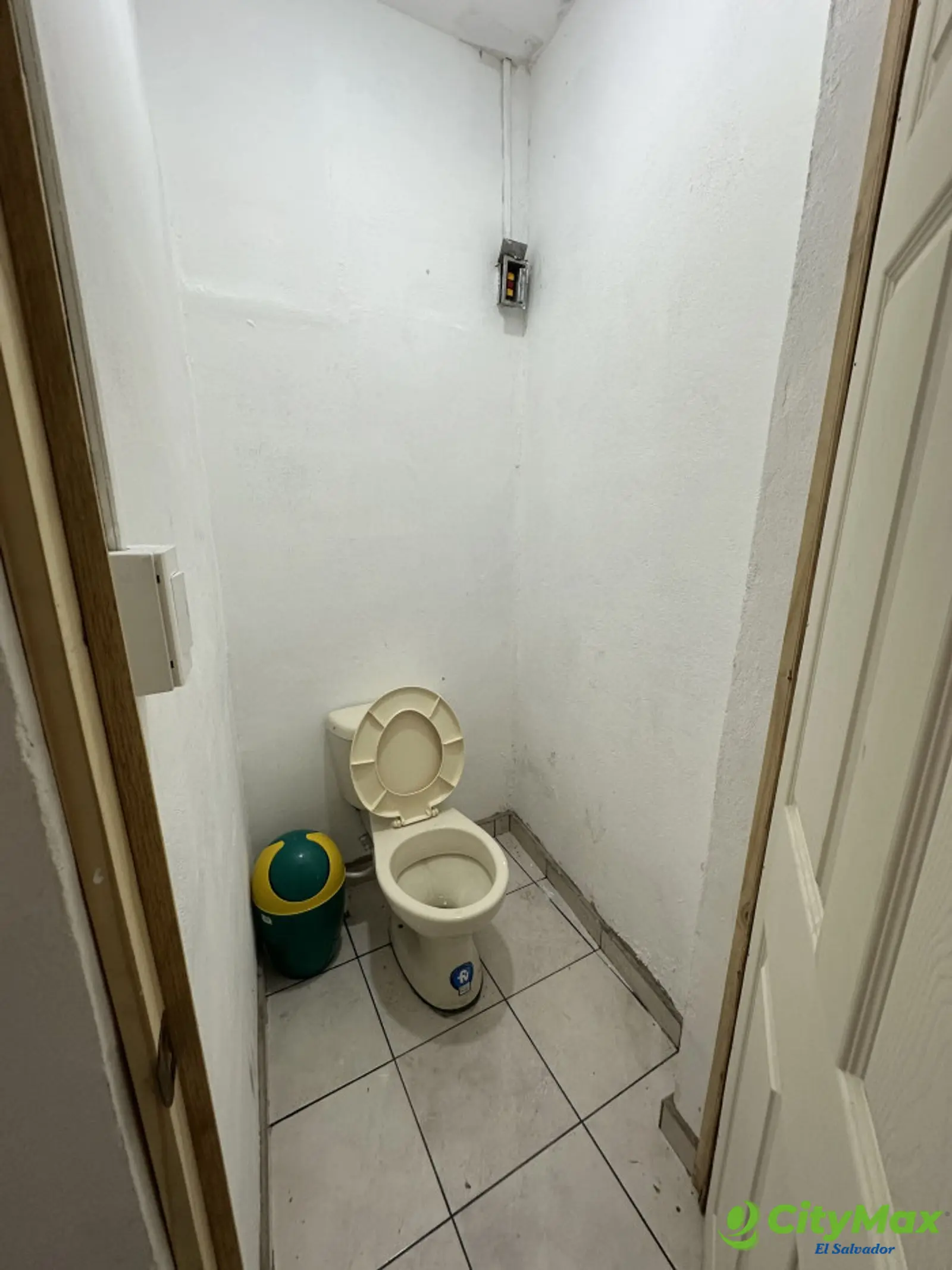 Local comercial en renta en San Juan Opico - Baño dentro del local