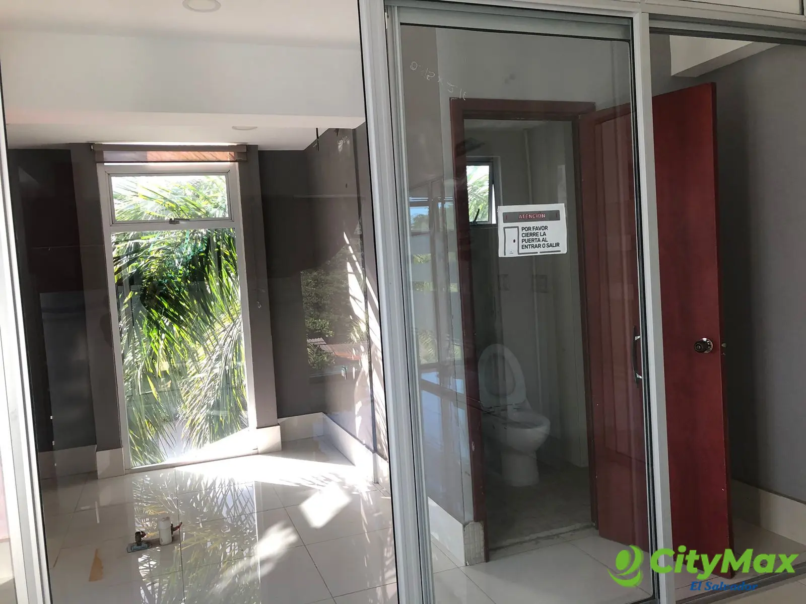 Local para oficina en alquiler en San Miguel - Entrada al consultorio