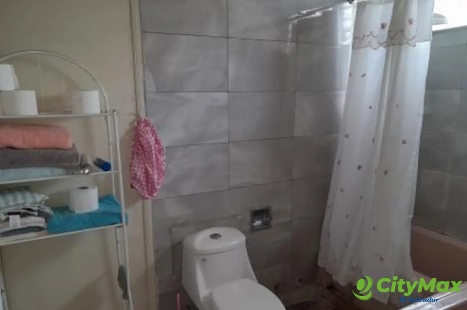 Amplia casa con excelente ubicación en Santa Ana - Baño