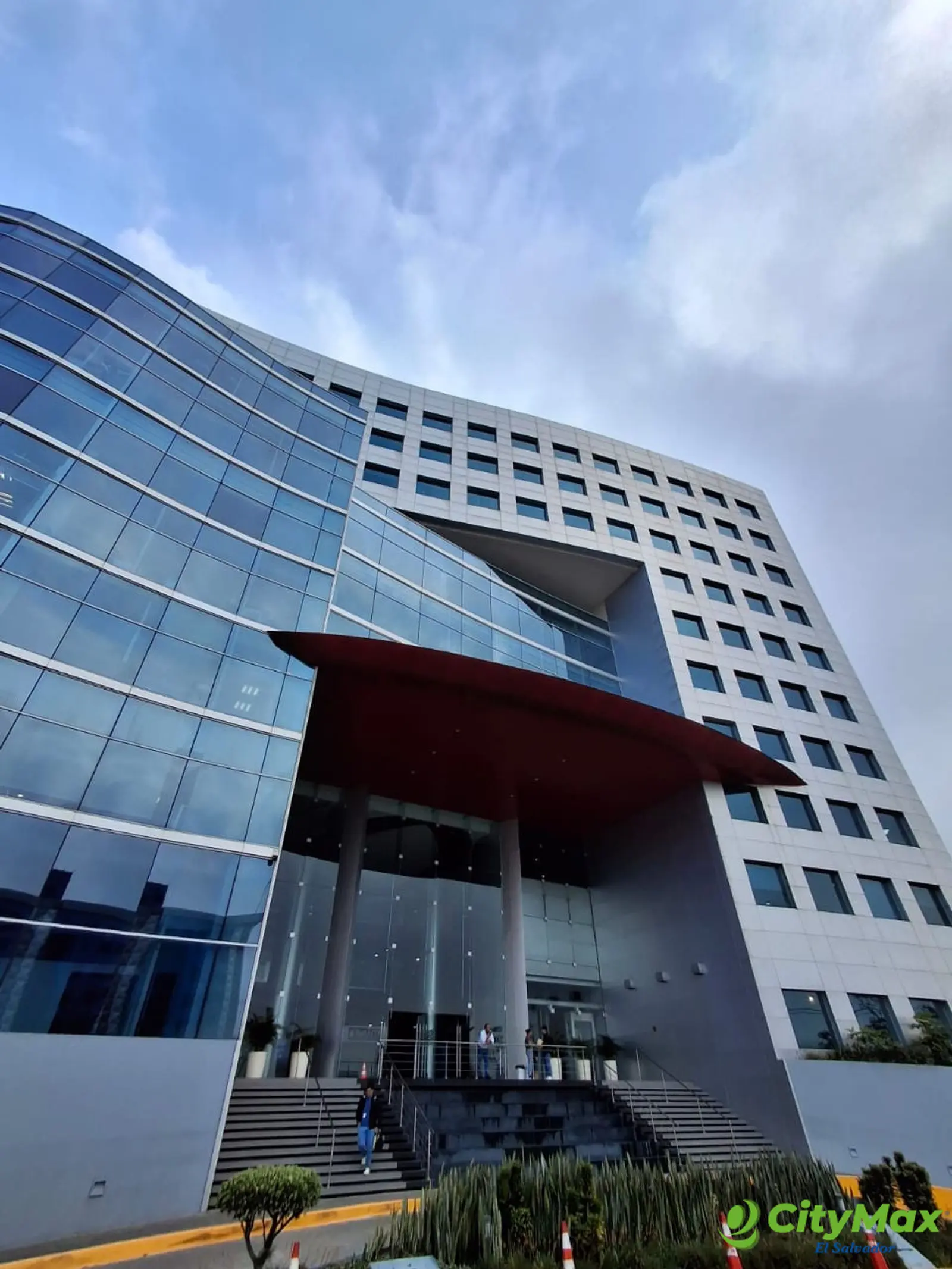 Alquilo local de primer nivel en avante para comercio - Edificio Avante