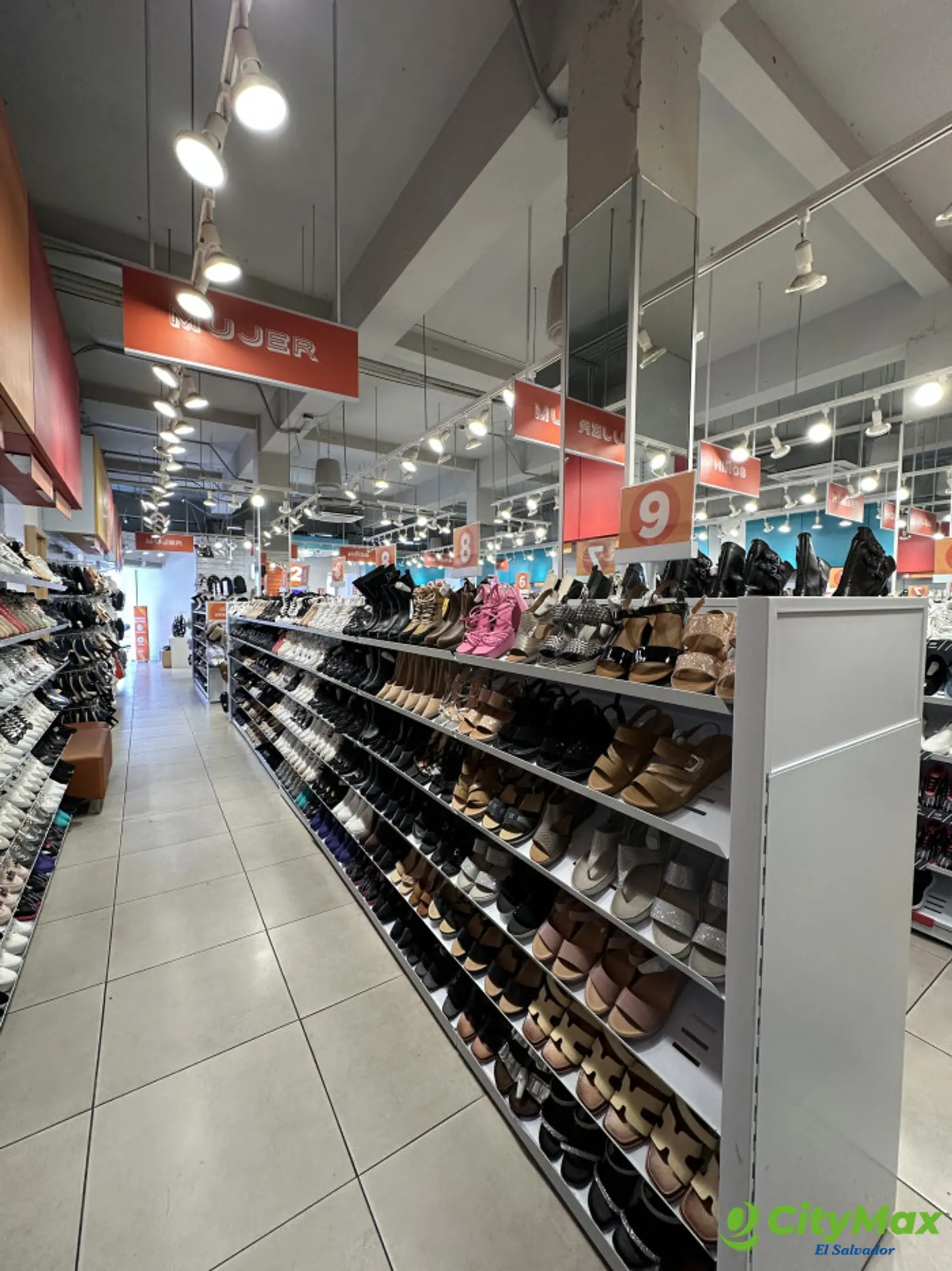 Edificio Comercial en Santa Ana en venta - Local primera planta