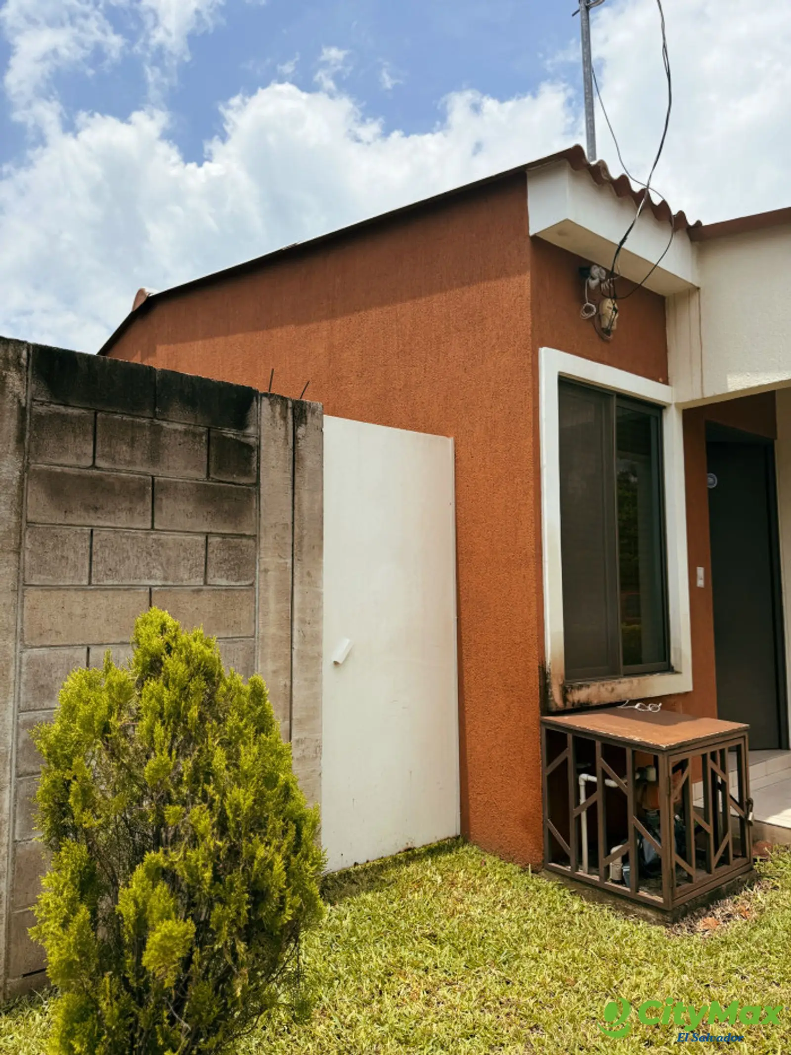 Casa en residencial privado Quintas de San Agustin - Acceso a patio por puerta lateral