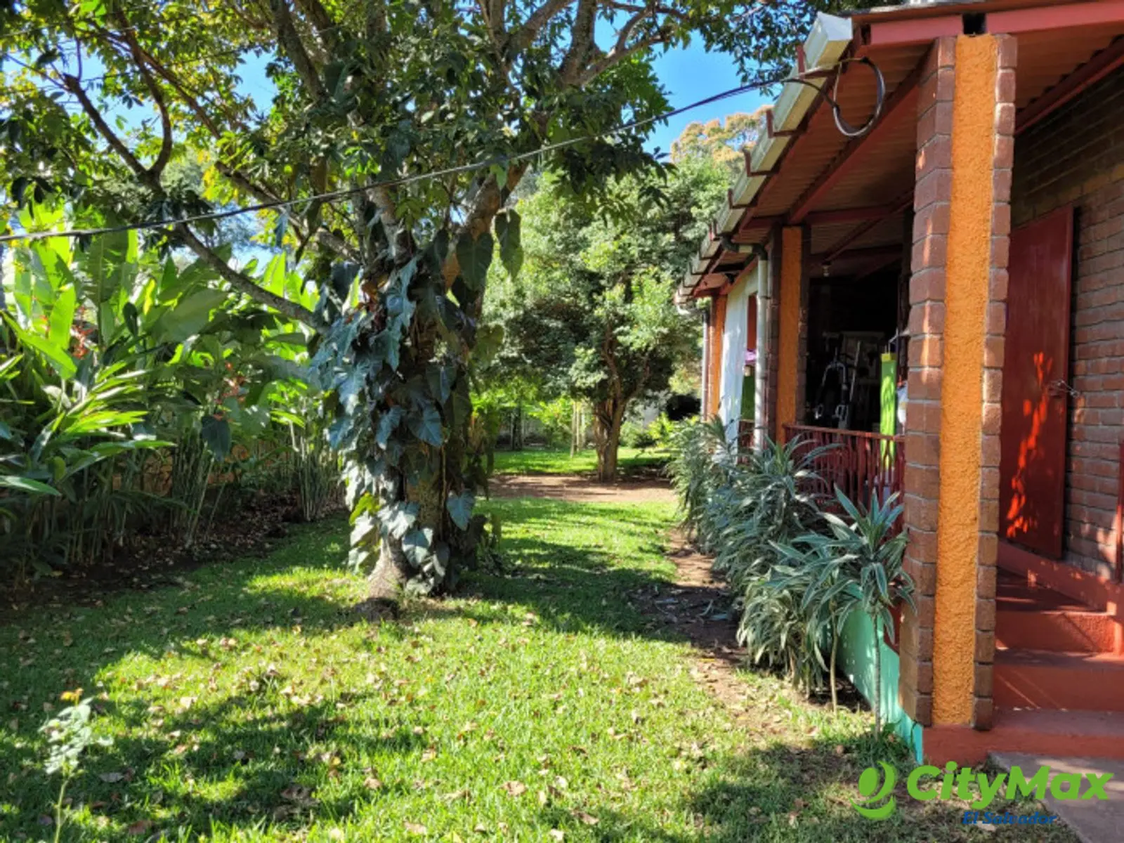 Vendo hermosa y amplia casa en Santa Ana - Jardín Lateral