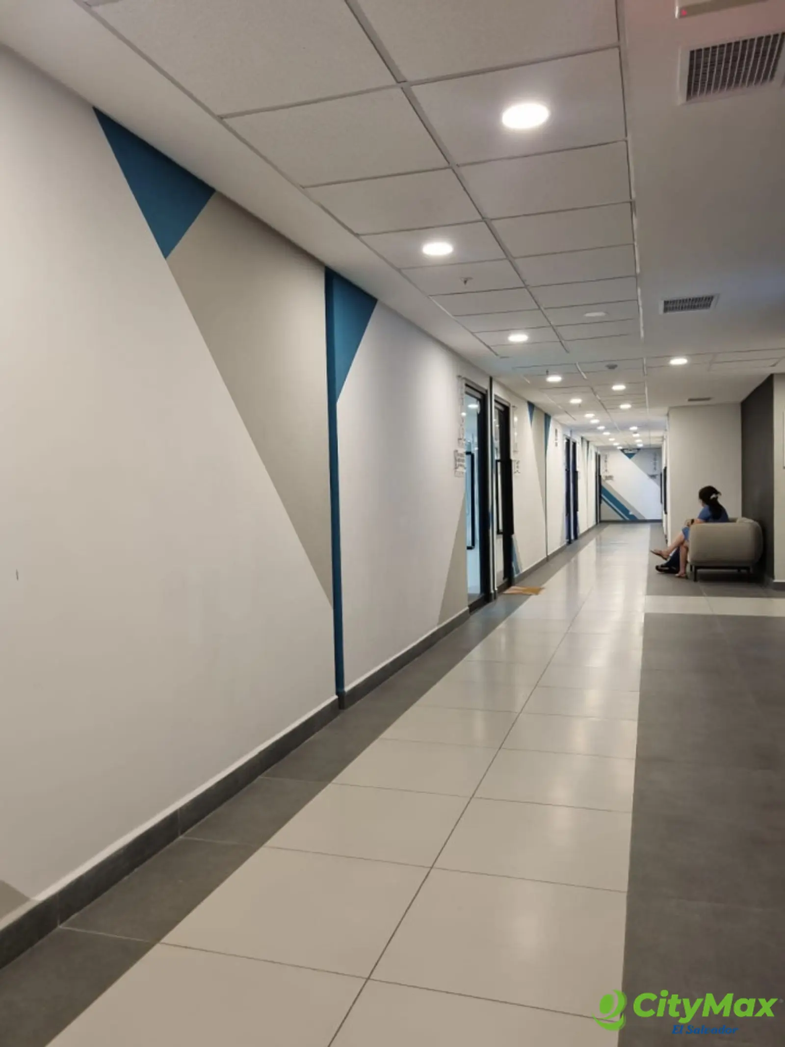 Clínica disponible en alquiler Torre Humana San Benito - Pasillo de la clínica