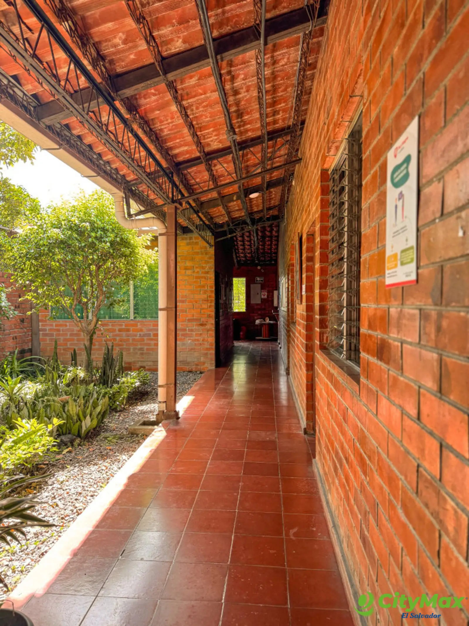 Alquilo propiedad comercial Antiguo Cuscatlán de 650m² - Pasillos