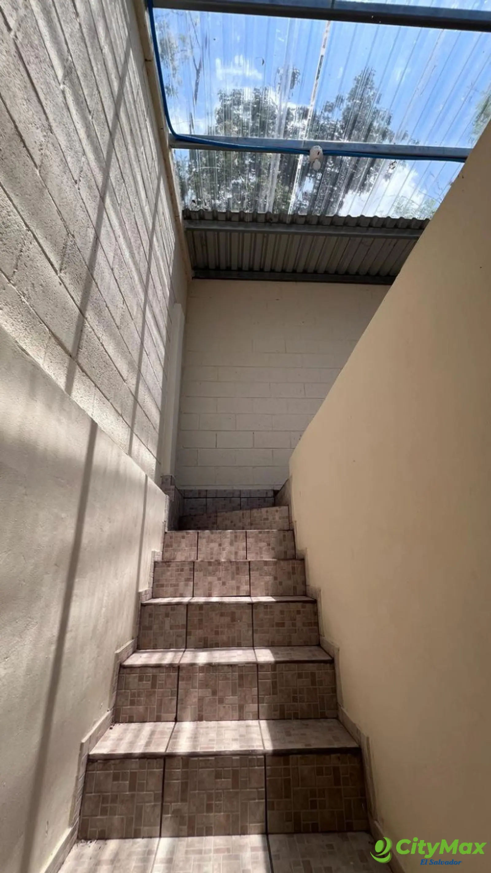 Casa completamente remodelada en Tonacatepeque - Acceso a terraza